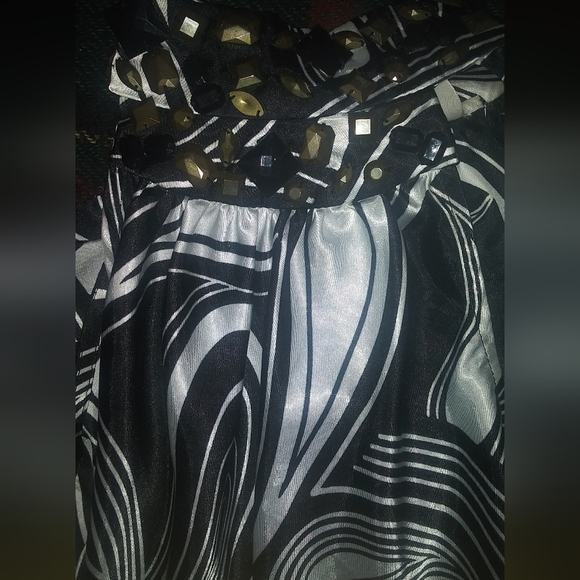 Womens Size Medium Chic Black and White Swirl Sleeveless Tunic With Tied Back. - Picture 3 of 9